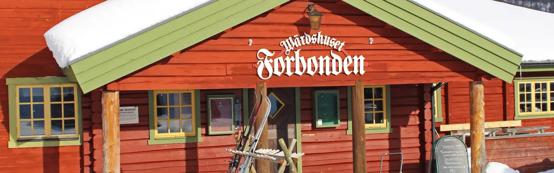 Ingången till Wärdshuset Forbonden, med skidor stående utanför.