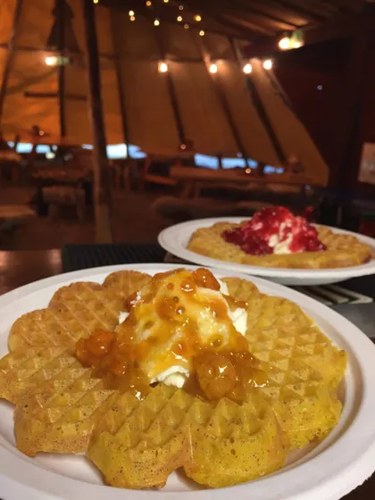 Våfflor med sylt och grädde.