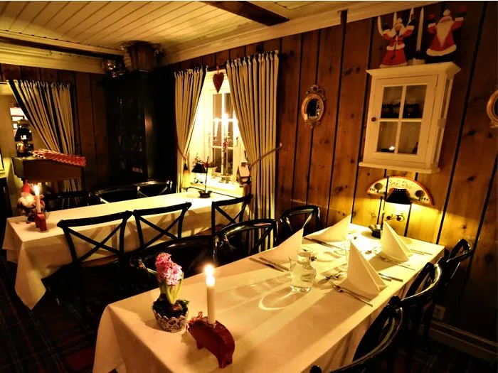 Dukat bord med tända ljus.