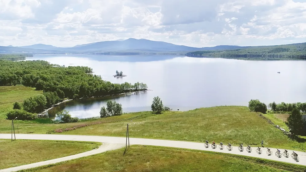 Personer cyklar på en landsväg på led