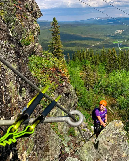 Person som klättrar Via Ferrata leden på Funäsdalsberget.