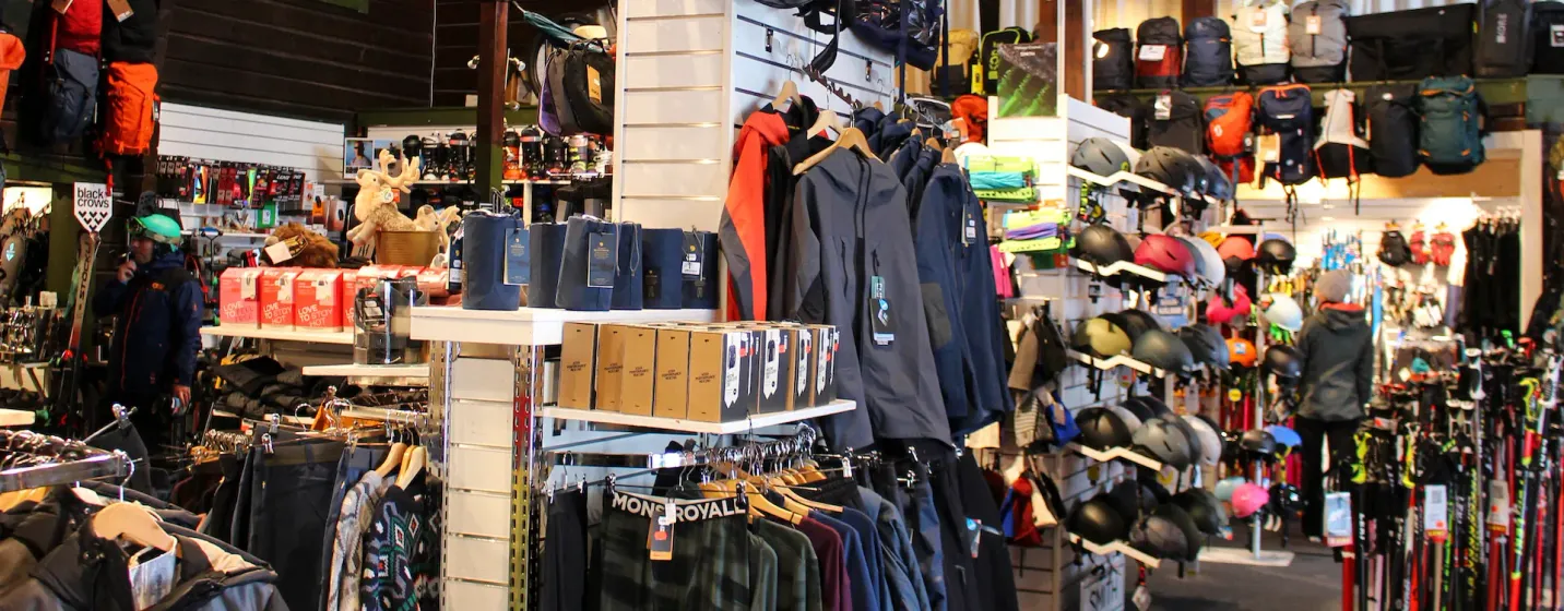 Hamra Sportshop fyllt med sportutrustning till försäljning.