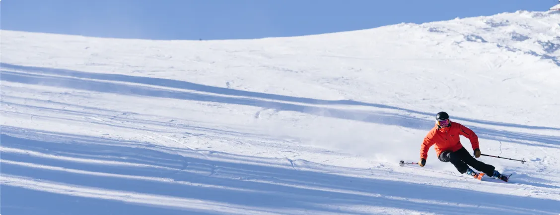 Man åker skider nedför en backe