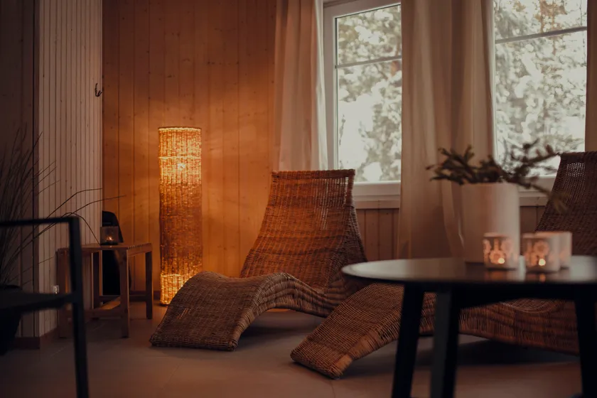 Sköna stolar i Spakåtans relax, tända ljus och mysbelysning.