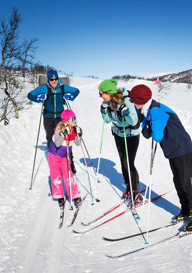 Familj på längdspåret i Ösjödalen