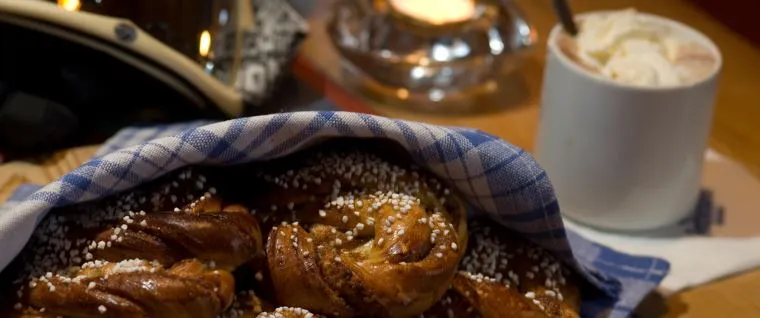 Kanelbullar och en kopp varm choklad med grädde.