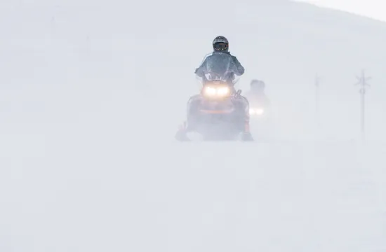 Person åker skoter i Tännäs