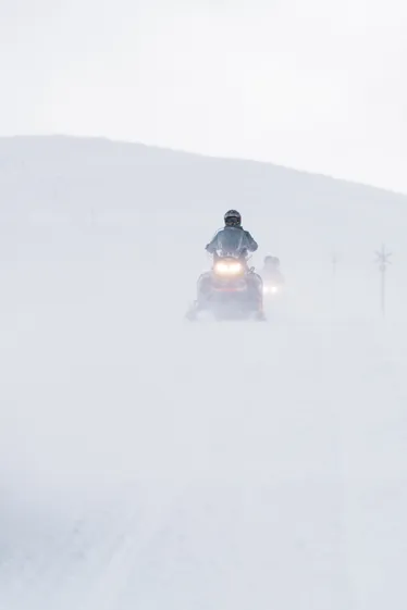 Person åker skoter i Tännäs