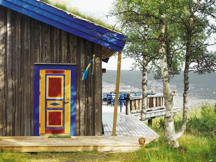 Fjällbäcken Lodge uteservering med utsikt.