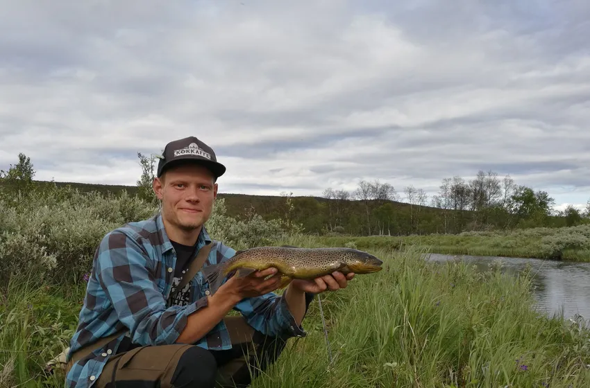 Person som visar upp en fångad fisk.