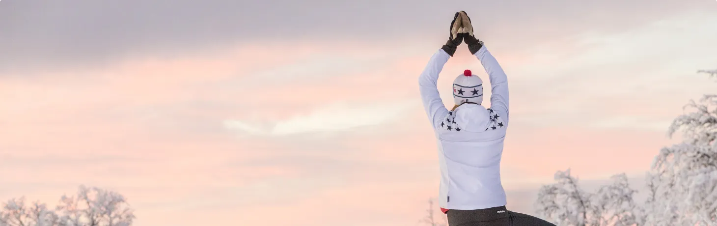 Person gör yoga i fjällen